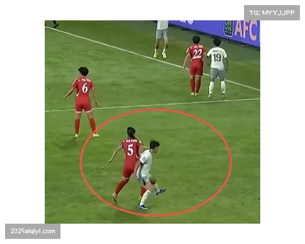 场边花絮:主裁判VAR回看期间,双方教练组在场边激烈交流