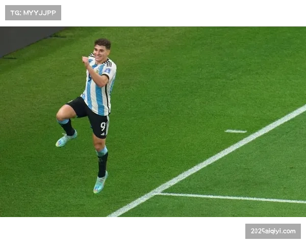 阿根廷2-1澳大利亚锁定小组头名,阿尔瓦雷斯打入制胜球